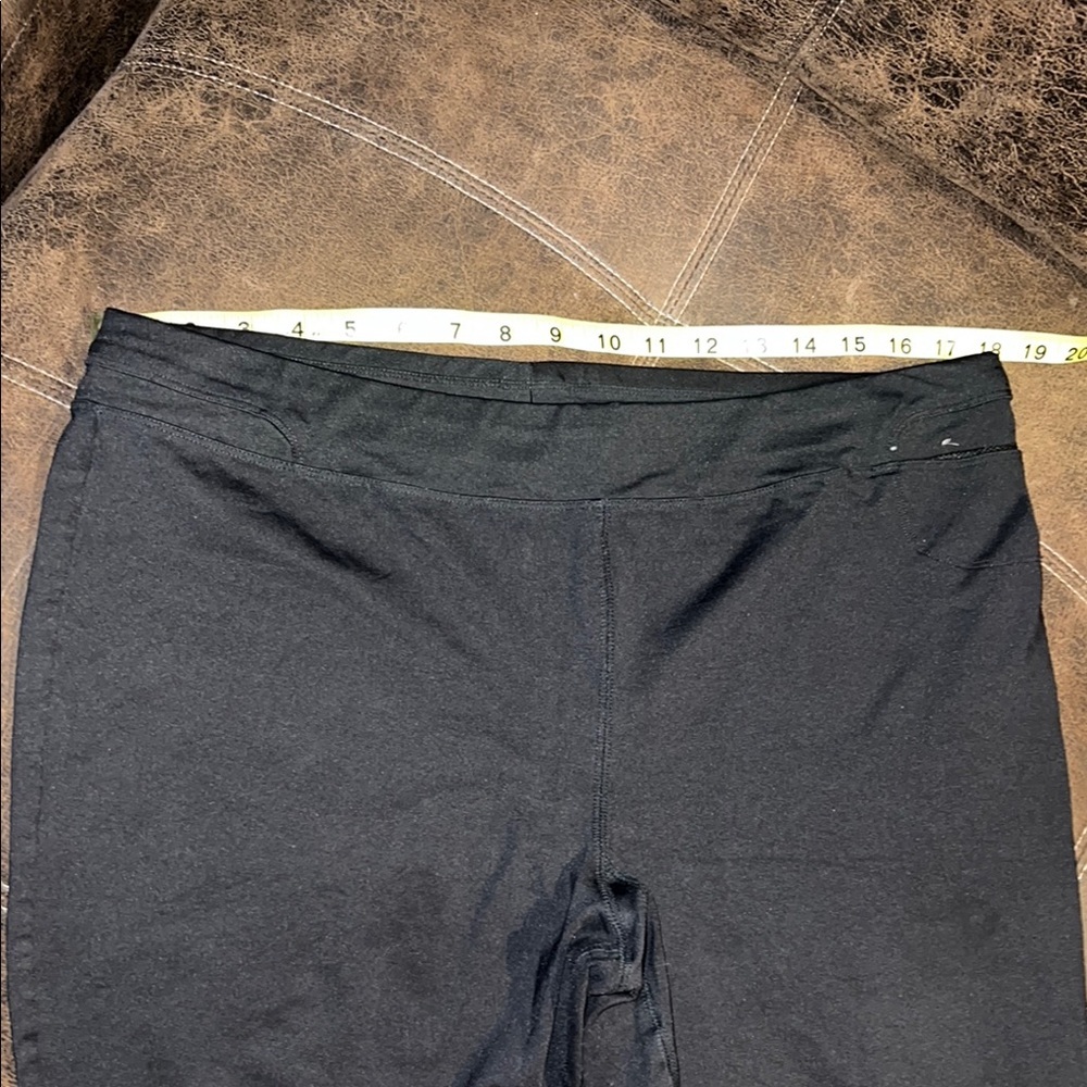 GAP Body Black Capris - Picture 2 of 7